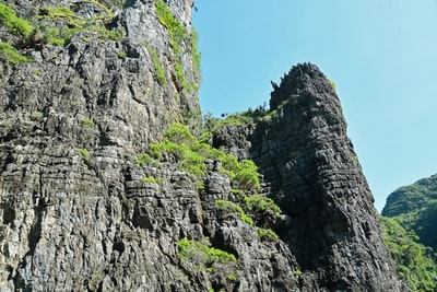 蓝天白天下灰色落基山
